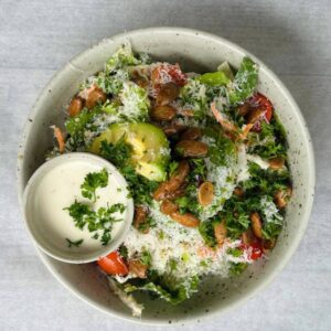 kålcaesar med avokado